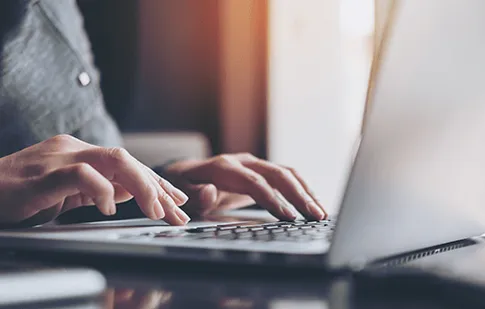 Persona trabajando en un portátil