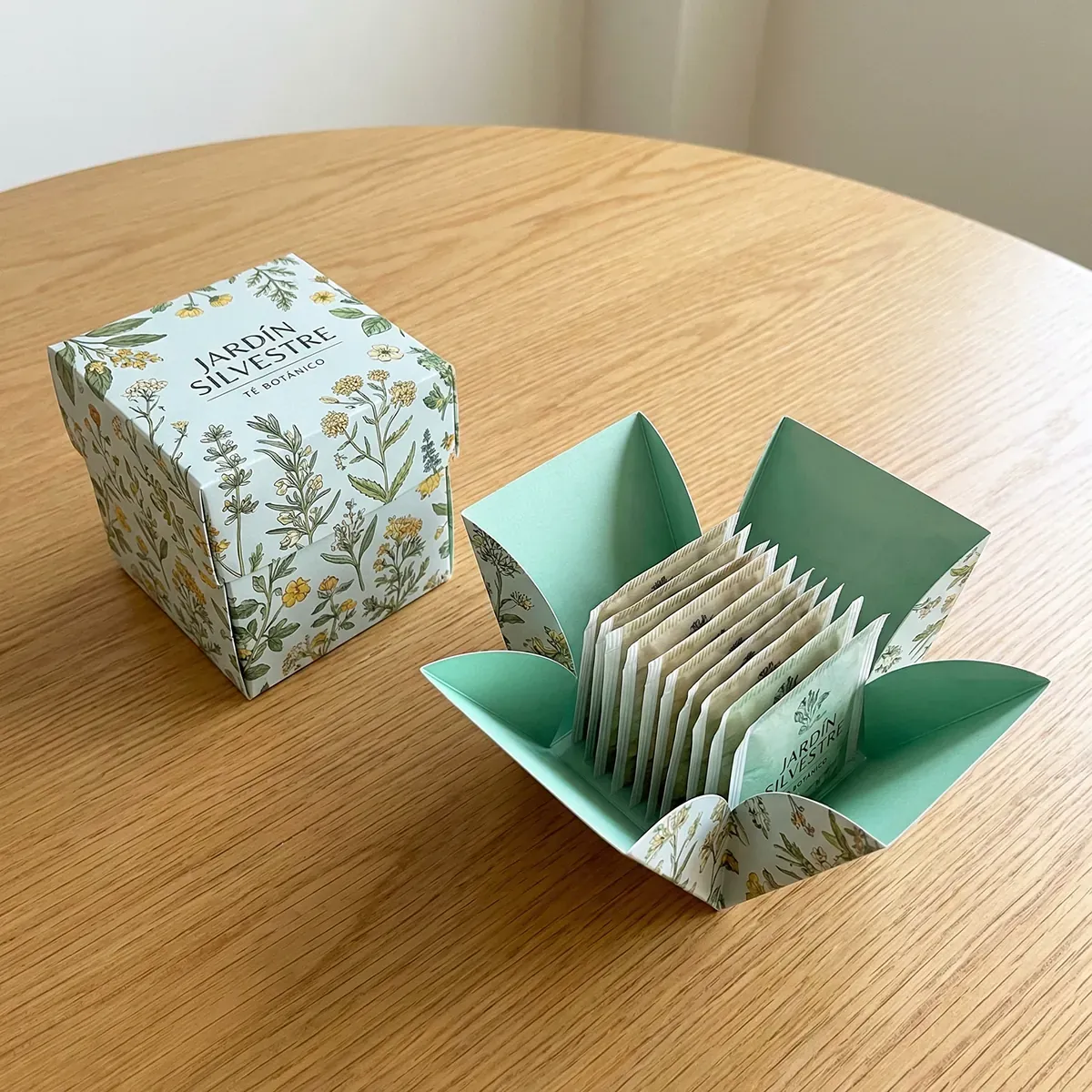 Caja desplegable con tapa